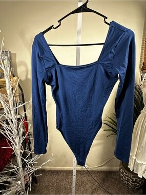 N232. Hollister Navy Scoop Neck Long Sleeve Bodysuit size medium